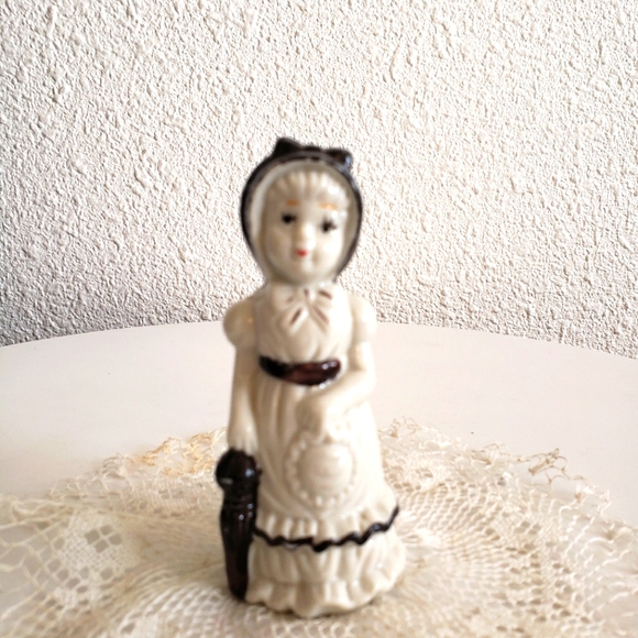 Vintage Porcelain Girl In Bonnet W/Parasol Detailed Figurine - Picture 1 of 13